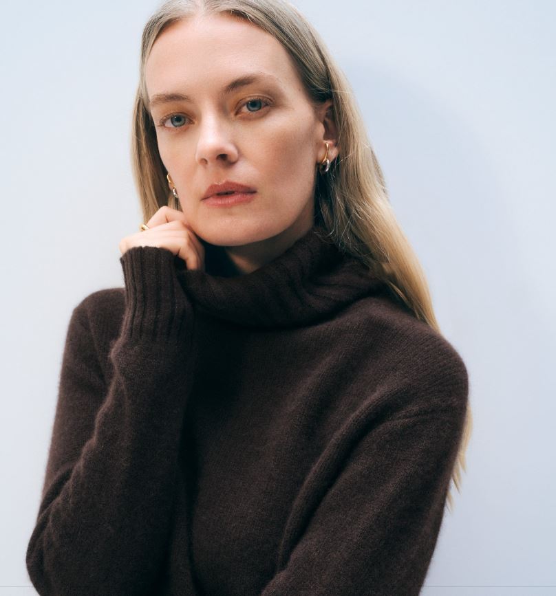 White & Warren Cashmere Featherweight Turtleneck- Dark Umber